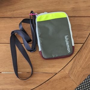 ⬇️ Lululemon easy access crossbody